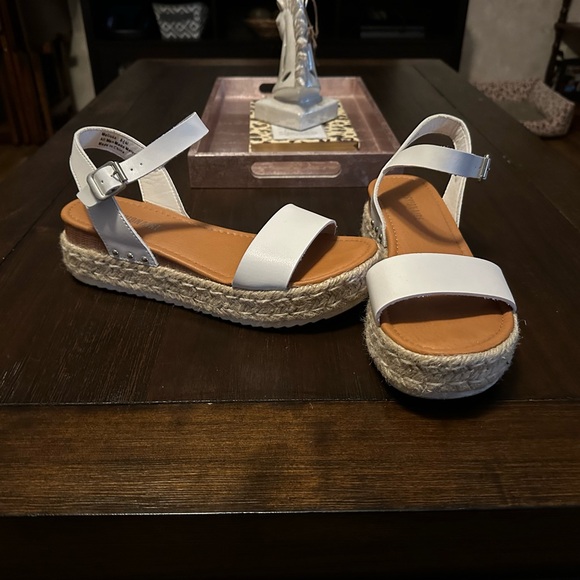 Platforms - Picture 1 of 1